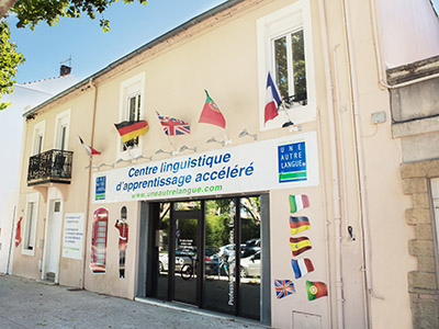 Façade du centre une autre langue à Nîmes